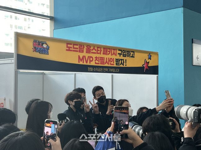 이소영-곽승석-신영석이 행사 시작 전 팬들과 만나고 있다. 인천 | 강예진기자