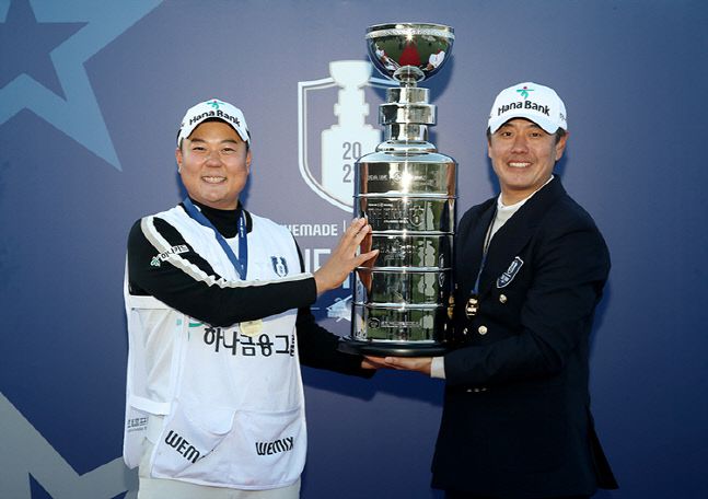 하나금융그룹 선수들이 2022시즌 KPGA 프로골프 구단 리그 더 파이널에서 우승을 차지한 뒤 트로피를 들고 포즈를 취하고 있다. 사진제공 | KPGA