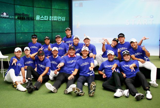 2022 KPGA 프로골프 구단리그 올스타전에 참가한 선수들이 포즈를 취하고 있다. 사진제공 | KPGA