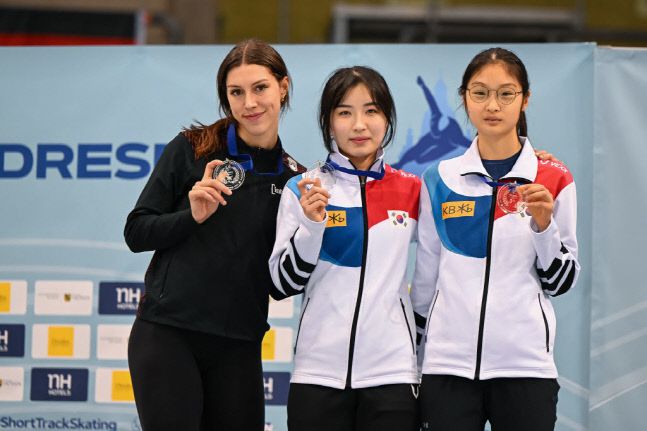여자 1000m에서 각각 금메달과 동메달을 차지한 김길리(가운데)와 오송미(오른쪽). ISU