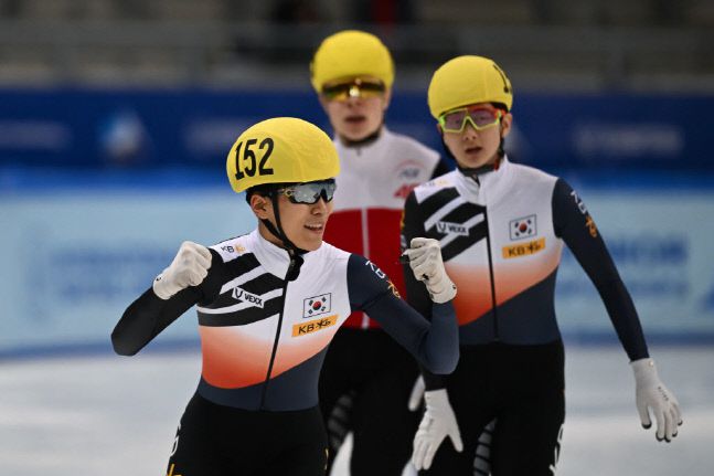 이동현이 남자 1000m에서 금메달을 획득한 순간. 뒤는 2위를 한 신동민. 국제빙상경기연맹(ISU)