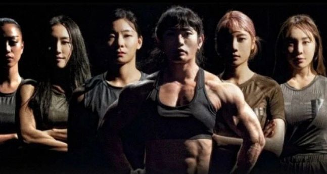 보디빌더 김춘리(오른쪽 세 번째). 출처 | 김춘리 채널