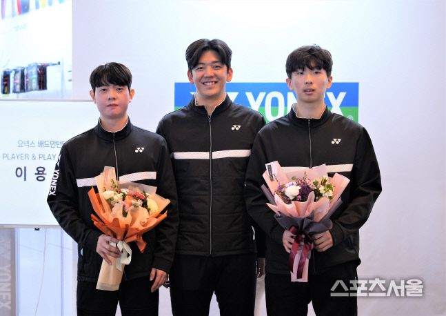 이용대 플레잉코치가 새로 입단한 이경근(왼쪽), 김태림과 포즈를 취하고 있다. 요넥스