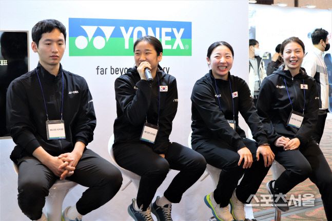 안세영(왼쪽에서 두번째)이 배드민턴 국가대표를 후원하고 있는 요넥스의 트레이드 쇼에 참석해 인터뷰에 응하고 있다. 왼쪽은 최솔규, 안세영 옆은 공희용-김소영 여자복식 짝. 요넥스