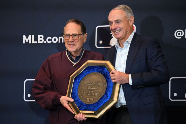 지난해 12월 롭 맨프레드 커미셔너(오른쪽)가 박애주의의 앞장 선 시카고 화이트삭스 제리 리인스돌프 구단주에게 전임 버드 실릭 커미셔너의 이름을 딴 앨런 H. 실릭 어워드를 시상하고 있다. USA TODAY Sports연합뉴스