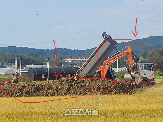 화성시 양감면 신왕리 744-1번지 일대 A 골재업체가 석재·골재폐수처리오니 폐기물을 농지에 투기 하고 있었다.│사진=장관섭기자