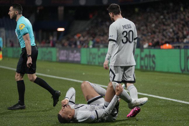 음바페가 부상으로 신음하고 있다. 몽펠리에|AP 연합뉴스