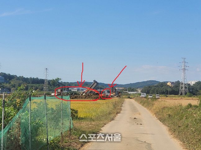 화성시 양감면 신왕리 744-1번지 일대 A 골재업체가 석재·골재폐수처리오니 폐기물을 농지에 투기 하고 있었다.│사진=장관섭기자