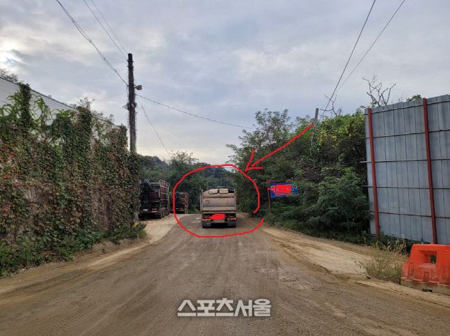 화성시 양감면 신왕리 744-1번지 일대 A 골재업체가 석재·골재폐수처리오니 폐기물을 농지에 투기 하고 있었다.│사진=장관섭기자