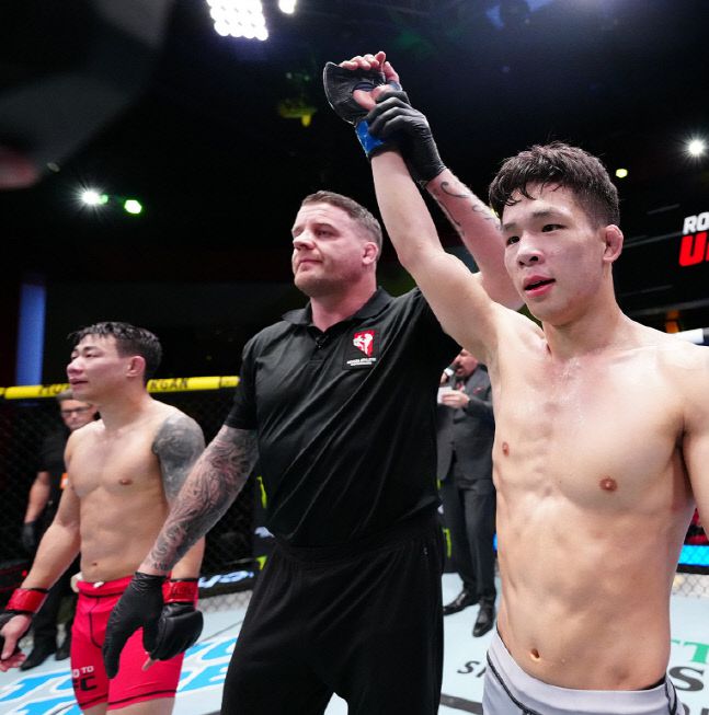 박현성이 5일(한국시간) 미국 네바다주 라스베이거스 UFC APEX에서 열린 ‘UFC Fight Night: 루이스 vs 스피박’ 대회 ‘로드 투 UFC’ 플라이급 결승전에서 최승국을 꺾고 UFC 정식 계약을 따냈다. 사진 | UFC 코리아