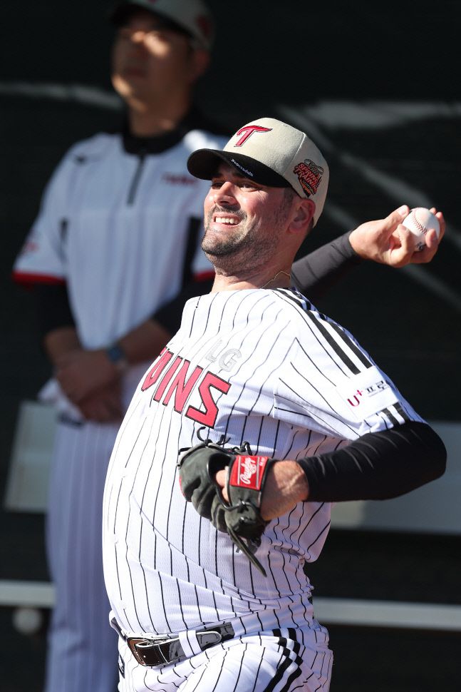 LG 아담 플럿코가 6일 미국 애리조나주 스코츠데일 자이언츠 컴플렉스에서 불펜피칭을 하고 있다. 제공 | LG 트윈스