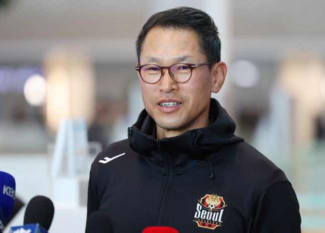 인터뷰하는 안익수 감독. 영종도 | 연합뉴스