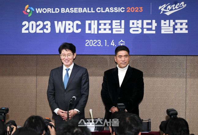 WBC 한국야구대표팀의 이강철 감독(왼쪽)과 조범현 기술위원장이 4일 서울 강남구 야구회관에서 진행된 2023 WBC 대표팀 명단 발표 행사에서 취재진을 향해 포즈를 취하고 있다. 박진업기자 upandup@sportsseoul.com
