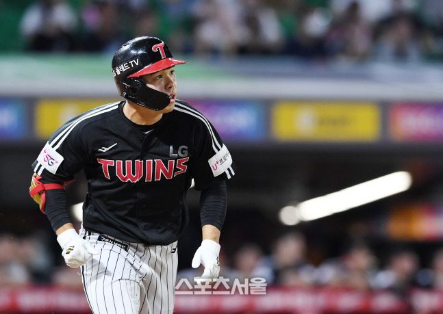 LG 문성주가 지난해 8월 18일 인천 SSG랜더스필드에서 열린 2022 KBO리그 SSG와의 경기 6회초 SSG 선발 폰트를 상대로 솔로 홈런을 치고 있다. 문학 | 박진업기자 upandup@sportsseoul.com