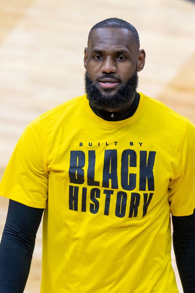 카림 압둘 자바의 NBA 최다 득점 기록 초읽기에 들어간 LA 레이커스 르브론 제임스가 지난 5일 흑인 역사의 달 기념 티셔츠를 입고 뉴올리언스 펠리칸스전에 앞서 연습을 하고 있다. USA TODAY Sports연합뉴스