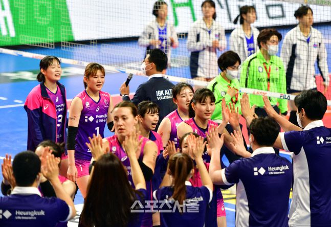 김연경이 빠진 상황에서도 승리를 거둔 흥국생명 선수들이 8일 화성종합실내체육관에서 열린 2022-2023 KOVO 여자부 IBK기업은행과 흥국생명의 경기를 마친 후 김대경 감독대행 등 코치들과 자축하고 있다. 2023.1.8.화성 | 강영조기자kanjo@sportsseoul.com