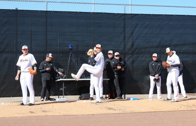 한화 문동주(가운데)가 지난 8일(한국시간) 장시환, 한승혁과 짝을 이뤄 불펜피칭을 하고 있다. 제공 | 한화 이글스