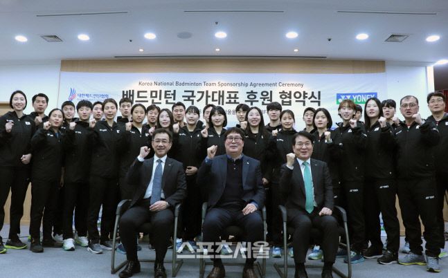 후원 협약식 뒤 배드민턴 국가대표 선수들이 관계자들과 함께 2024 파리올림픽 등에서의 선전을 다짐하고 있다. 제공|요넥스