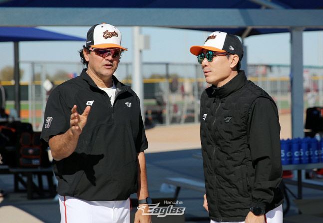 한화 카를로스 수베로 감독(왼쪽)과 이대진 수석코치. 제공 | 한화 이글스