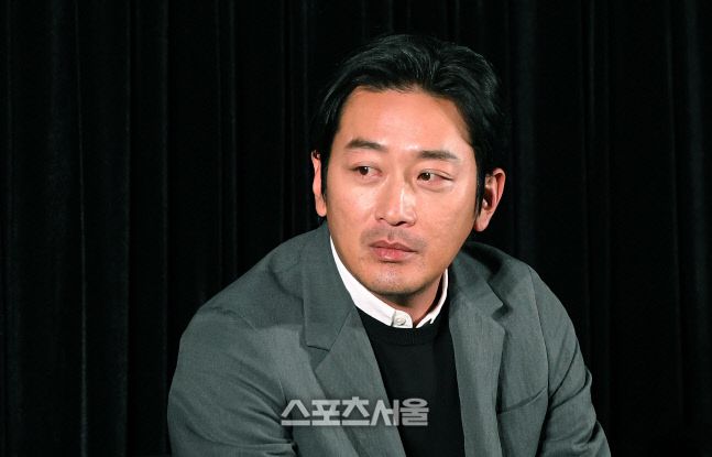 배우 하정우가 지난 2018년 11월 서울 용산에서 열린 영화 ‘PMC : 더 벙커’의 제작보고회에 참석해 인터뷰를 하고 있다. 스포츠서울DB