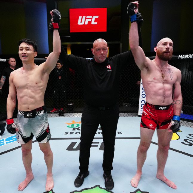 ‘코리안 슈퍼보이’ 최두호가 5일(한국시간) 미국 네바다주 라스베이거스 UFC APEX에서 열린 ‘UFC Fight Night : 루이스 vs 스피박’ 3년 2개월 만의 복귀전에서 카일 넬슨을 상대로 3라운드 무승부를 기록했다. 사진 | UFC 코리아