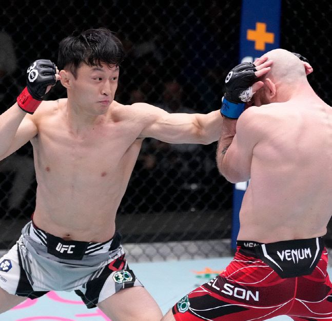 ‘코리안 슈퍼보이’ 최두호가 카일 넬슨에게 펀치를 날리고 있다. 사진 | UFC 코리아
