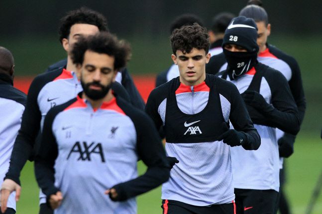 모하메드 살라(왼쪽) 등 리버풀 선수들이 레알 마드리드와의 결전을 앞두고 20일 팀의 AXA 트레이닝센터에서 몸을 풀고 있다. 리버풀|AFP 연합뉴스