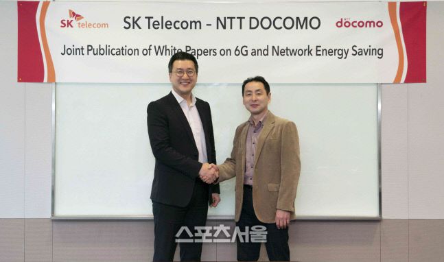 SKT 류탁기 인프라기술담당(왼쪽)과 타케히로 나카무라 NTT도코모 CTA가 공동 백서 발간을 앞두고 기념 촬영을 하고 있다.  사진 | SK텔레콤