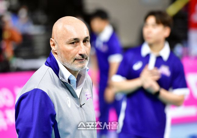 흥국생명 아본단자 신임감독이 홈경기 데뷔전인 23일 삼산월드체육관 열린 2022-23 V리그 흥국생명과 한국도로공사 경기에 앞서 훈련을 준비하고 있다. 2023.02.23.인천 | 강영조기자kanjo@sportsseoul.com