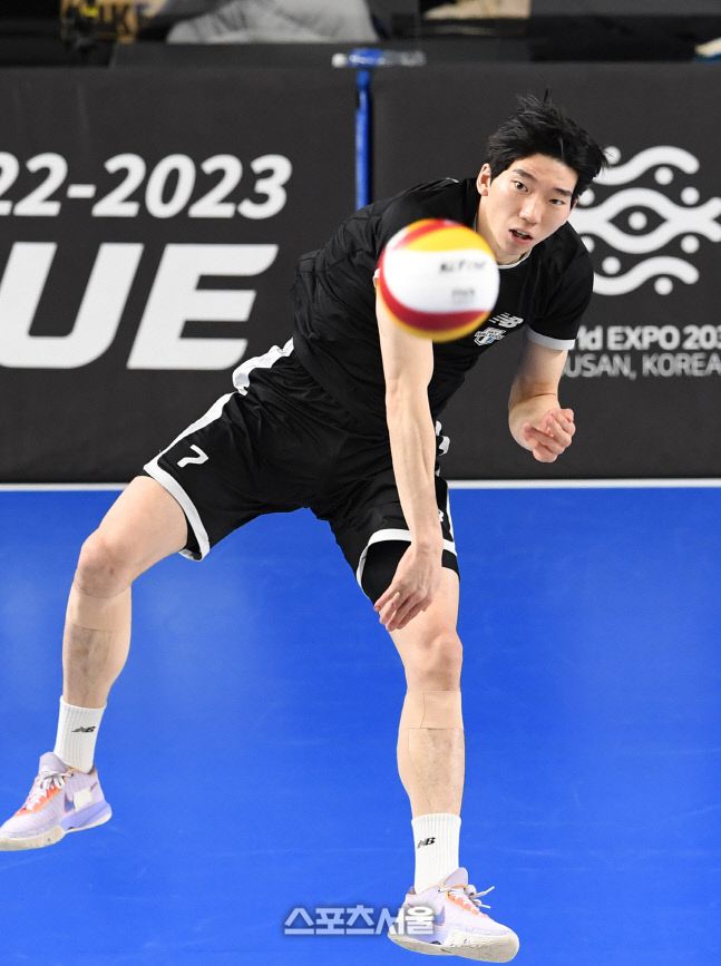 현대캐피탈 허수봉이 21일 천안 유관순체육관에서 열린 2022-2023 V리그 우리카드와의 경기에서스파이크 서브를 하고 있다. 2023. 2. 21. 천안 | 박진업기자 upandup@sportsseoul.com