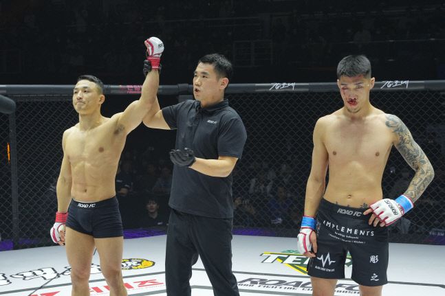 양지용이 25일 경기도 고양시 일산서구 고양종합체육관에서 열린 ‘굽네 로드FC 063’ 코메인 이벤트 밴텀급 매치에서 일본의 히라사와 코키를 상대로 1라운드 1분 47초 펀치 TKO 승을 거뒀다. 사진 | 로드FC