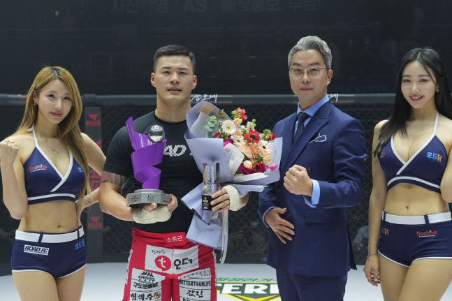 황인수가 25일 경기도 고양시 일산서구 고양종합체육관에서 열린 ‘굽네 로드FC 063’ 메인 이벤트 무제한급 킥복싱 매치에서 ‘입식 최강자’ 명현만을 꺾었다. 사진 | 로드FC