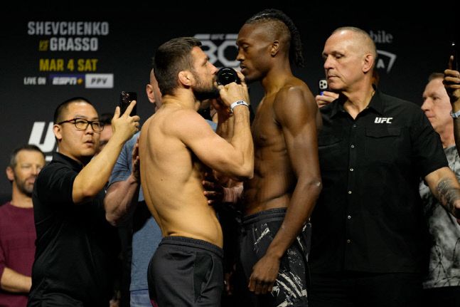 마테우스 감롯(왼쪽)과 제일린 터너가 4일(한국시간) 미국 네바다주 라스베이거스의 MGM 그랜드 가든 아레나에서 열린 ‘UFC 285’ 계체 행사에서 체중 측정 도중 맞붙고 있다. 사진 | UFC