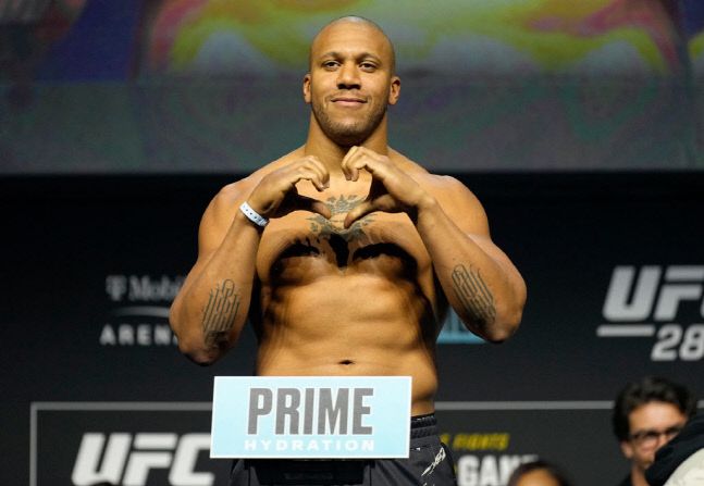 시릴 간이 4일(한국시간) 미국 네바다주 라스베이거스의 MGM 그랜드 가든 아레나에서 열린 ‘UFC 285’ 계체 행사 체중계에서 포즈를 취하고 있다. 사진 | UFC