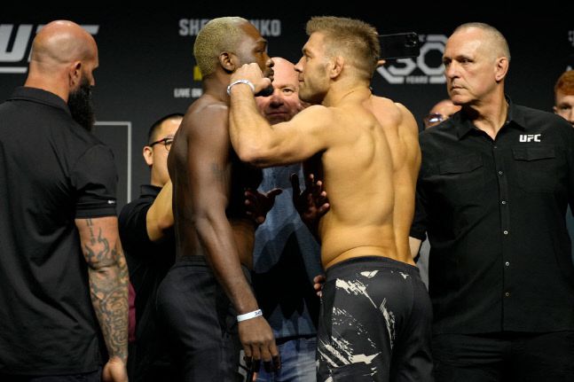 드리커스 두 플레시스(오른쪽)와 데렉 브런슨이 4일(한국시간) 미국 네바다주 라스베이거스의 MGM 그랜드 가든 아레나에서 열린 ‘UFC 285’ 계체 행사에서 체중 측정 도중 맞붙고 있다. 사진 | UFC