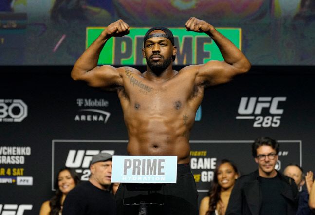 존 존스가 4일(한국시간) 미국 네바다주 라스베이거스의 MGM 그랜드 가든 아레나에서 열린 ‘UFC 285’ 계체 행사 체중계에서 포즈를 취하고 있다. 사진 | UFC