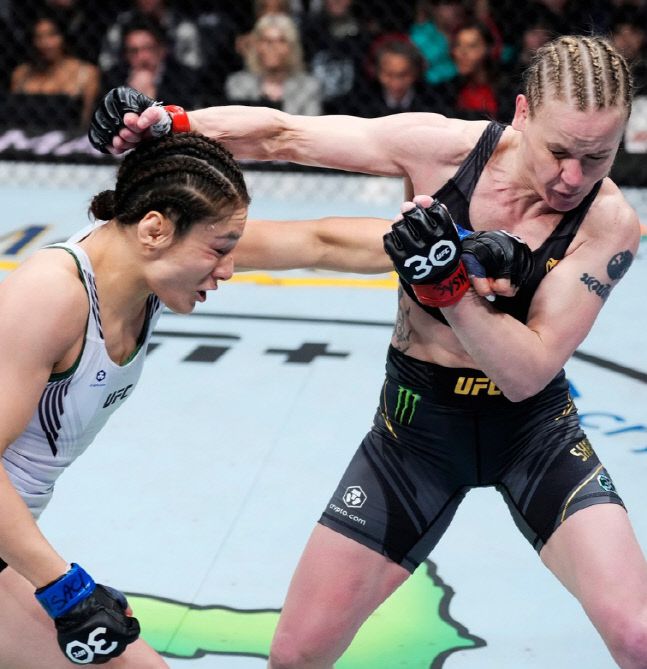 UFC 여성 플라이급 챔피언 발렌티나 셰브첸코(오른쪽)가 5일(한국시간) 미국 네바다주 라스베이거스 T-모바일 아레나에서 열린 ‘UFC 285: 존 존스 vs 시릴 간’ 코메인 이벤트에서 알렉사 그라소와 치열한 접전을 펼치고 있다. 사진 | UFC