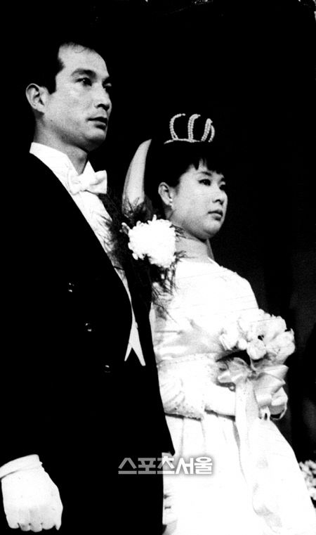 배우 신성일 엄앵란 부부의 1964년11월14일 결혼식 당일의 모습. 스포츠서울DB