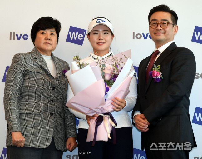 임희정 프로가 13일 그랜드 인터컨티넨탈 서울 파르나스에서 열린 두산건설 위브 골프단 창단식에서 강춘자 KLPGA 대표(왼쪽), 두산건설 이정환 대표와 기념촬영을 하고 있다. 최승섭기자 thunder@sportsseoul.com