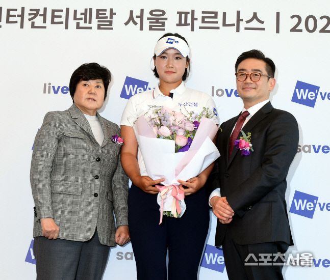 임희정 프로가 13일 그랜드 인터컨티넨탈 서울 파르나스에서 열린 두산건설 위브 골프단 창단식에서 강춘자 KLPGA 대표(왼쪽), 두산건설 이정환 대표와 기념촬영을 하고 있다. 최승섭기자 thunder@sportsseoul.com