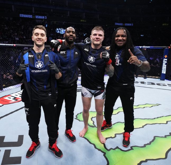 마빈 베토리가 19일(한국시간) 영국 런던 O2 아레나에서 열린 ‘UFC 286: 에드워즈 vs 우스만 3’ 대회에서 로만 돌리제를 상대로 3라운드 만장일치 판정승을 거뒀다. 사진 | UFC