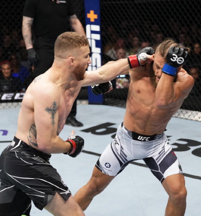 저스틴 게이치가 19일(한국시간) 영국 런던 O2 아레나에서 열린 ‘UFC 286: 에드워즈 vs 우스만 3’ 대회 코메인 이벤트에서 라파엘 피지에프에게 스트레이트를 뻗고 있다. 사진 | UFC