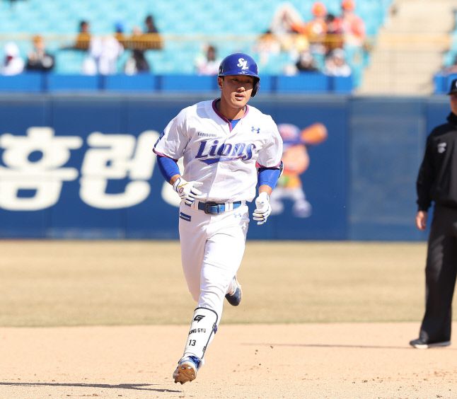 삼성 이성규가 19일 대구삼성라이온즈파크에서 열린 2023 KBO리그 시범경기 KT전에서 6회말 좌월 솔로 홈런을 때린 후 그라운드를 돌고 있다. 사진제공 | 삼성 라이온즈
