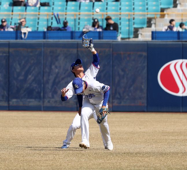 삼성 이성규(뒤)가 19일 대구삼성라이온즈파크에서 열린 2023 KBO리그 시범경기 KT전에서 중견수로 출전해 뜬공을 처리하고 있다. 사진제공 | 삼성 라이온즈