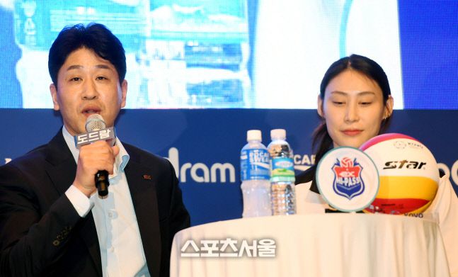 한국도로공사 김종민 감독이 20일 서울 상암 누리꿈스퀘어에서 열린 2022~2023 V-리그 포스트시즌 미디어데이에서 출사표를 밝히고 있다.  2023. 3. 20.최승섭기자 thunder@sportsseoul.com