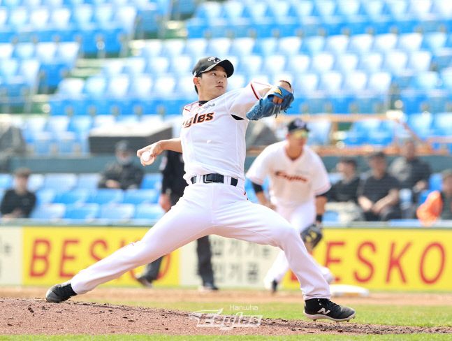 한화 우투수 윤산흠이 20일 대전한화생명이글스파크에서 열린 SSG전에서 투구하고 있다. 제공 | 한화 이글스