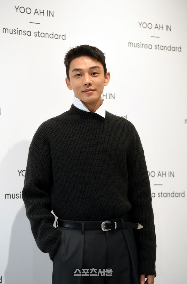 유아인이 15일 서울 서초구 더블유 타워에서 무신사 스탠다드와 함께한 ‘컬래버레이션 컬렉션’을 선보이며 포토타임을 갖고 있다. 최승섭기자 thunder@sportsseoul.com