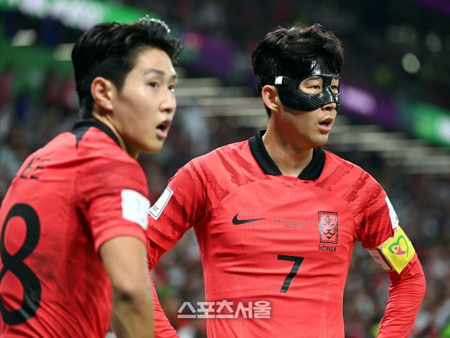 손흥민이 지난해 12월2일(한국시간 3일) 카타르 도하 에듀케이션 시티 스타디움에서 열린 2022 FIFA 카타르 월드컵 조별리그 H조 3차전 포르투갈과 경기에서 코너킥 때 이강인과 이야기를 나누고 있다. 2022. 12. 2.도하(카타르) | 최승섭기자 thunder@sportsseoul.com