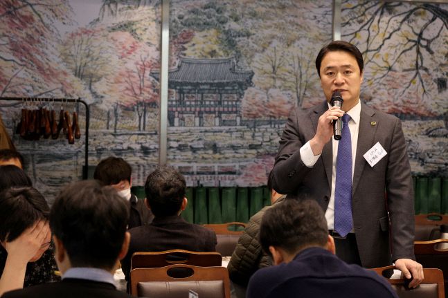 한국프로골프투어(KGT) 김병준 대표이사가 14일 열린 기자간담회에서 취재진 질문에 답변하고 있다. 사진제공 | KPGA