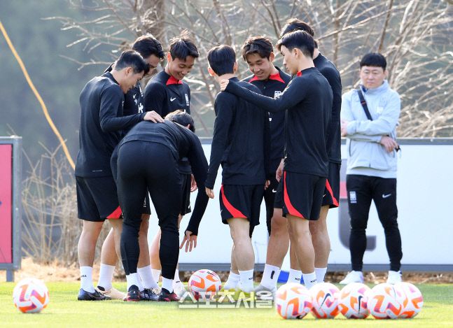 한국 축구국가대표팀 선수들이 20일 경기도 파주 축구국가대표트레이닝센터(NFC)에서 진행된 훈련 중 공을 돌려 술래를 정하고 있다. 한국 축구국가대표팀은 24일 콜롬비아, 28일 우루과이와 연이어 평가전을 치른다. 2023. 3. 20. 파주 | 박진업기자 upandup@sportsseoul.com